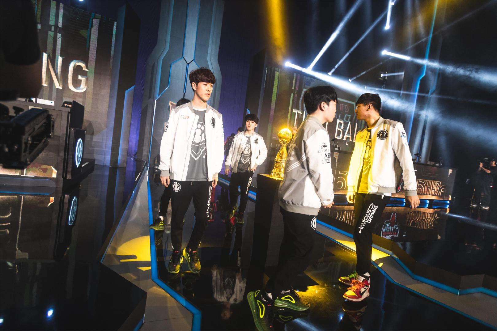 LPL今日首发名单：Karsa回归首发位，前DK上单HOYA迎来LPL首秀